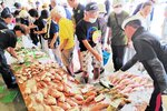 新鮮な魚を買い求める来場者＝１６日、境港市中野町