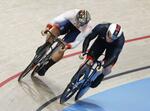 　男子スプリント準々決勝　３本目で英国のカーリン（右）と競り合う太田海也＝パリ郊外（共同）