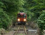 　山間部を走るＪＲ木次線の列車＝７月１７日、広島県庄原市