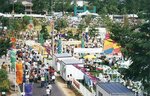 大勢の人出でにぎわう倉吉農業博覧会の会場＝１９９３年８月、鳥取県倉吉市