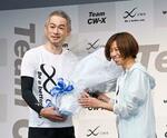 　衣料品メーカーのイベントで、元陸上長距離の福士加代子さん（右）から花束を受け取るイチローさん＝５日、東京都港区