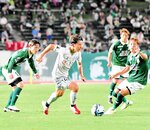 ガイナーレは前半、普光院がドリブル突破を試みる＝岐阜長良川競技場