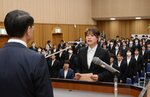 新採用職員を代表して抱負を述べる西垣さん（中央）＝１日、鳥取県庁