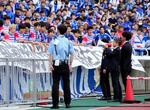 　京都戦を終え、サポーターと話す横浜Ｍの中山昭宏社長（右から２人目）ら＝日産スタジアム