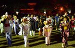 ゆっくり響く太鼓の音に合わせて「こだいぢ踊り」を楽しむ住民ら