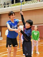 
【優しく指導】 ２０２３年世界ジュニア選手権でダブルス女王に輝いた田口真彩選手（左）も参加し、初心者に優しく指導
