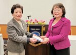 森会長から表彰状を受け取る清水さん（右）