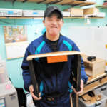 作品を完成させて笑顔を浮かべる山本さん