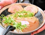 牛骨スープと店オリジナルのダブルスープで作った牛骨ラーメン。もやしを豆苗に変えるなどこだわりの一杯に仕上がった