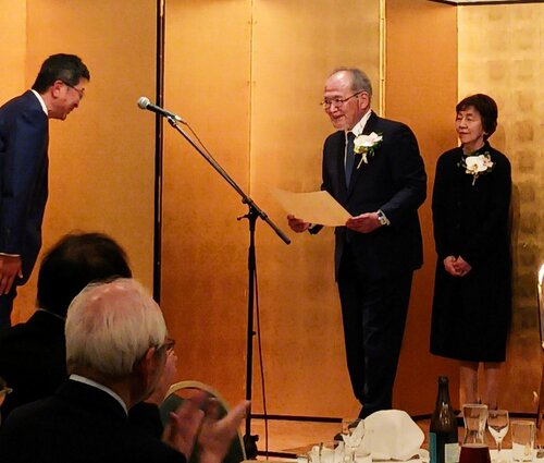 功績をたたえられる中島前学長夫妻（右）