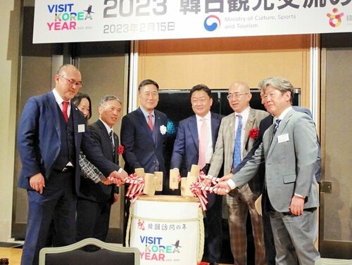 両国の観光交流発展を願い鏡開きする徐英忠本部長（左から４人目）、金亨駿韓国駐大阪総領事（同５人目）ら