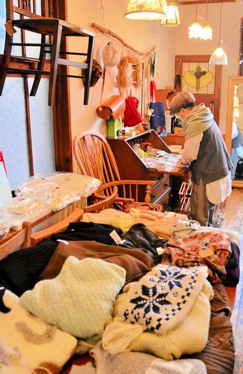 多彩な品物が並ぶ会場
