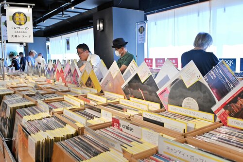 約２万点の商品が並ぶ会場＝１８日、鳥取市今町２丁目の丸由百貨店