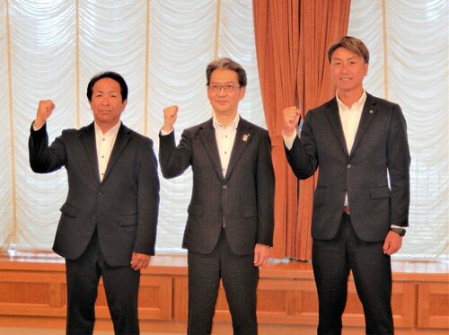 推薦状の授受を終え、ポーズを取る（左から）梶田監督、山本副市長、河本監督