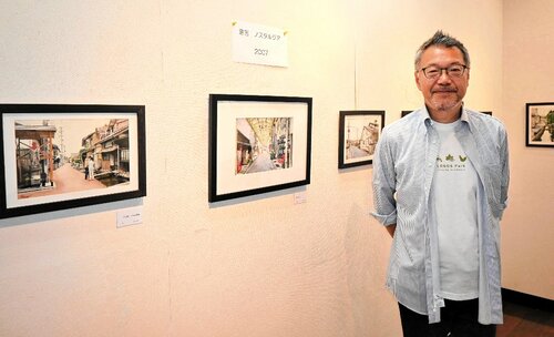 竹内さんが描いた懐かしい倉吉の風景画が並ぶ会場