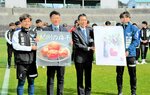 特産品の梅干しと梅シロップで選手を激励した歓迎式典＝和歌山県上富田町の上富田スポーツセンター