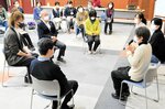 研修会で森川氏（手前右）とともにオープン・ダイアローグを体験する参加者たち