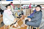 ほっこり　会場には湯村温泉の湯も運ばれ足湯が設けられた。ぽかぽかの温泉に気分もほぐれる