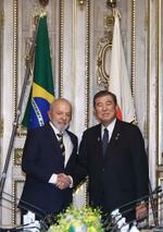 　会談を前にブラジルのルラ大統領（左）と握手する石破首相＝２６日午後、東京・元赤坂の迎賓館（代表撮影）
