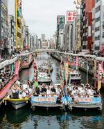 　大阪松竹座の「七月大歌舞伎」をＰＲする初夏の風物詩「船乗り込み」＝２９日午後、大阪・道頓堀