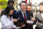 　ソウル中央地裁に入る韓国の尹錫悦前大統領（中央）＝１２日（共同）