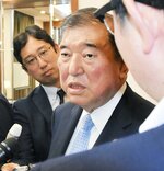 鳥取県米子市で取材に応じる自民党の石破茂元幹事長＝２７日午後