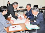 ハード面の課題について意見を出し合う委員＝８日、新温泉町湯の町民センター