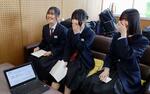 　愛知県豊明市立栄中で、ロッカーの増設に向けた取り組みを紹介する生徒会のメンバー＝２０２５年４月
