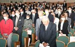 交通事故犠牲者の冥福を祈り、黙とうをささげる参加者ら＝１０日、湯梨浜町はわい長瀬のハワイアロハホール