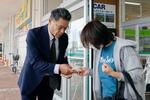 　情報提供を呼びかける富山県警の奥村真一捜査１課長（左）＝１８日午後、富山市