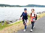 東郷池の景色を楽しみながら歩く参加者
