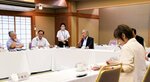 公共交通や買い物支援について意見交換する議員ら＝１日、三朝町山田の万翠楼
