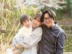 　倉持由香さんと夫のふ～どさん、長男湊君