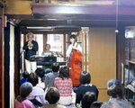 町家にジャズの音色を響かせる出演者＝３日、米子市灘町の坂江家住宅