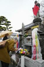　「頓田の森の悲劇」から８０年となり、慰霊祭を前に地蔵に手を合わせる人たち＝２０２５年３月２７日午前、福岡県朝倉市
