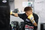 　ＩＢＦミニマム級の世界戦に向けて練習する重岡銀次朗＝１５日、東京都品川区