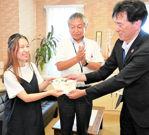 笑顔でレターセットを受け取る岩田さん（左）