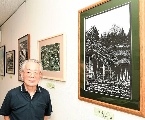 「切り絵独特の質感を味わってほしい」と話す吉村代表