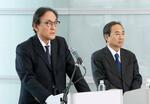 　報道陣の取材に応じるフジＨＤの金光修社長（左）とフジテレビの清水賢治社長。日枝久取締役相談役が退任する役員人事を発表した＝２７日午後、東京都港区