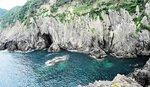 大引の鼻東側の断崖と洞門。日本列島形成期の激しい地殻変動を物語る
