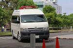 　奈良地裁に到着した、山上徹也被告を乗せたとみられる車両＝２７日午前