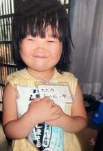 　５歳の頃、おつかいを終えて帰宅した岩山香奈さん（仮名）＝２００９年、兵庫県明石市の自宅