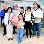 １００万人目の来場者となった松本さん一家ら