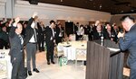 販売額１０５億円達成に向けて気勢を上げる関係者ら＝１０日、倉吉市山根の倉吉シティホテル