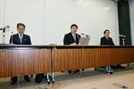 　プロ野球の違法なオンラインカジノの利用判明者について発表に臨むＮＰＢの中村勝彦事務局長（中央）ら＝２４日、東京都港区（代表撮影）