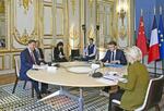 　パリのエリゼ宮で会談する（左端から反時計回りに）中国の習近平国家主席、ＥＵのフォンデアライエン欧州委員長、フランスのマクロン大統領＝６日（新華社＝共同）
