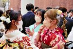 久しぶりの再会を喜ぶ式典出席者＝３日、倉吉市の倉吉未来中心