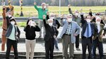 候補者とともに気勢を上げる支援者ら＝３月３１日、大山町