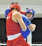  少年男子ミドル級決勝　川端（右）は２回、相手と激しく打ち合う＝阿久根市総合体育館 