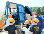 不整地運搬車を見学する児童たち＝１９日、香美町香住区大谷